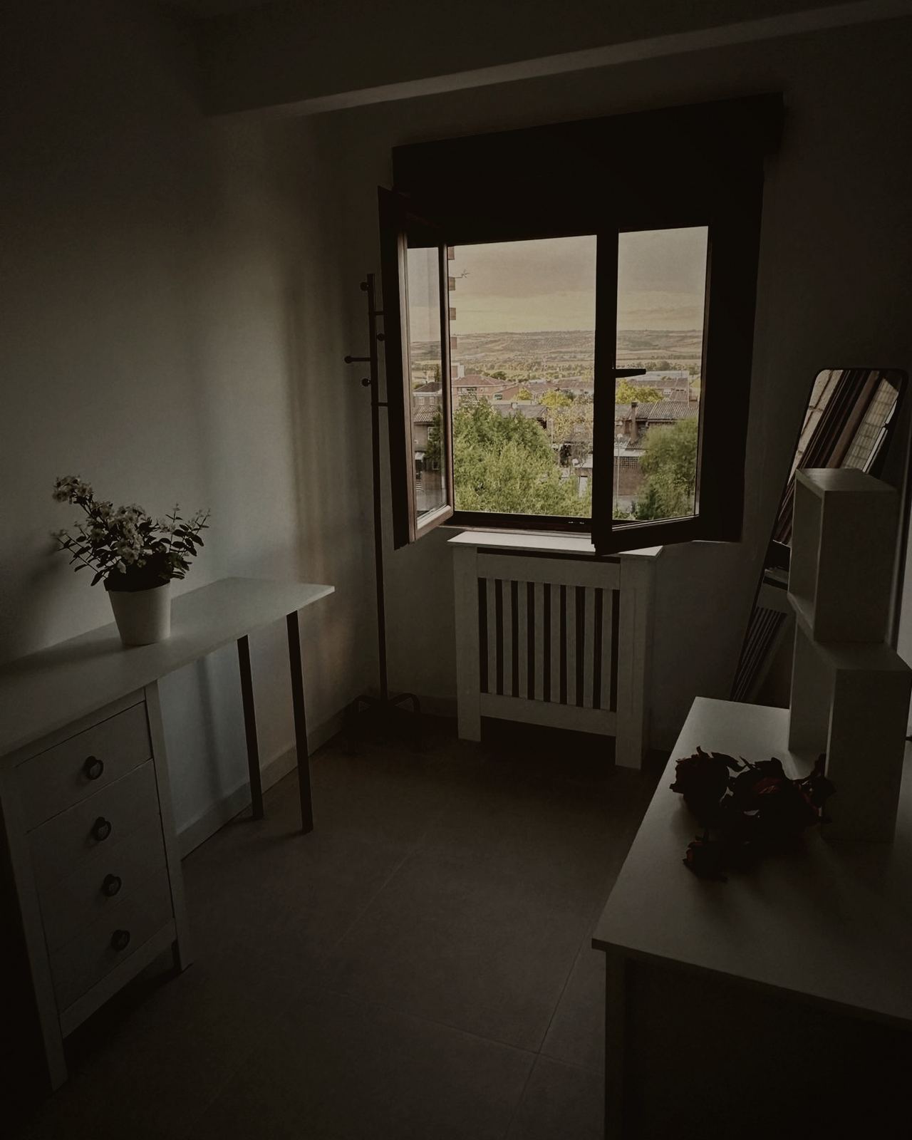 Estancia reformada con ventana y vistas